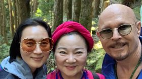 薛智偉(右起)、白冰冰、坣娜、劉何玉鈴常一起出遊。照片/薛智偉提供