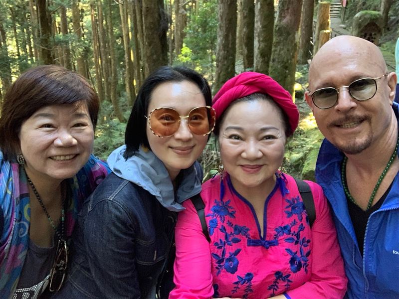 薛智偉(右起)、白冰冰、坣娜、劉何玉鈴常一起出遊。(圖/薛智偉提供)