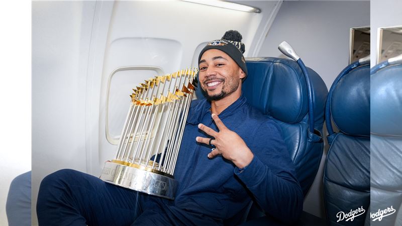 世界大賽G7貝茲（Mookie Betts）11局下策動再見雙殺。（圖／翻攝自道奇 X）