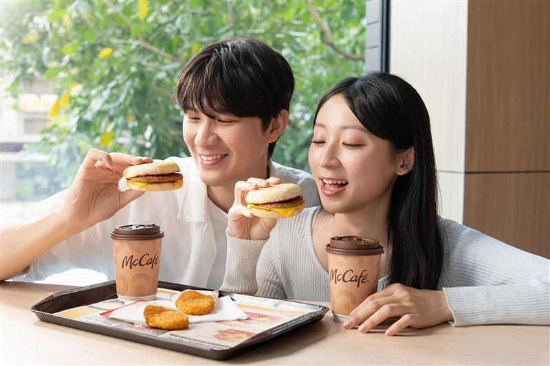 麥當勞「歲末雙享祭」從早到晚集結四大主題優惠，豬肉滿福堡、薯餅等人氣品項早安雙享最低59元起。（圖／品牌業者提供）
