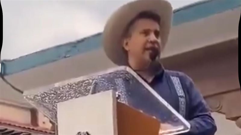 身分尚不明的兇手朝著市長羅德里格斯狂開七槍，羅德里格斯最終傷重不治。（圖／翻攝自X平台 @ConPolTab）