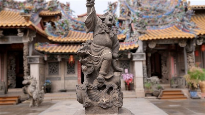 運用AI製作技術，讓北港朝天宮廟頂的剪黏人物、宮女門神、三川廟門口的石獅子、以及廟前圍牆上的四海龍王石雕像全數「動」了起來。（圖／主辦單位提供）