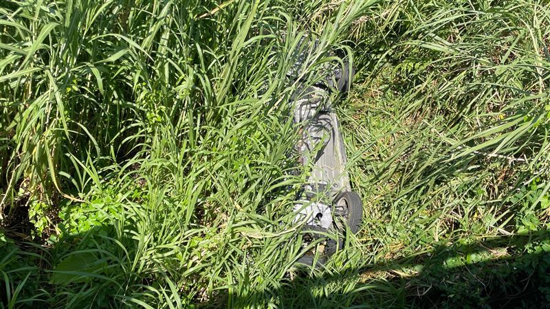 肇事車輛四輪朝天。（圖／翻攝畫面）