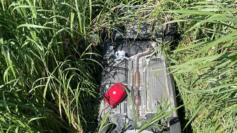 車內31歲男子及2歲女童受困，所幸，警消獲報到場，將人救出。（圖／翻攝畫面）