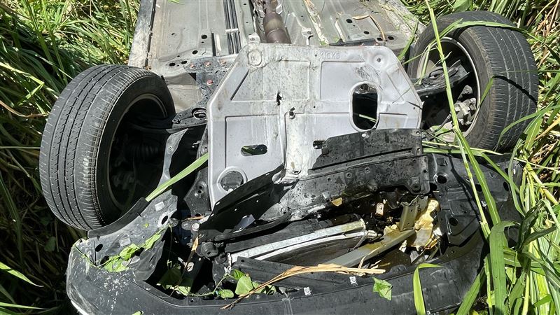台東縣東河鄉隆昌村佳里橋今天（3日）上午驚傳車輛墜落事故。（圖／翻攝畫面）