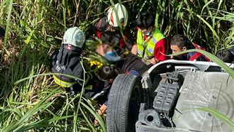 新／汽車墜橋翻肚釀2傷！2歲女童一度受困
