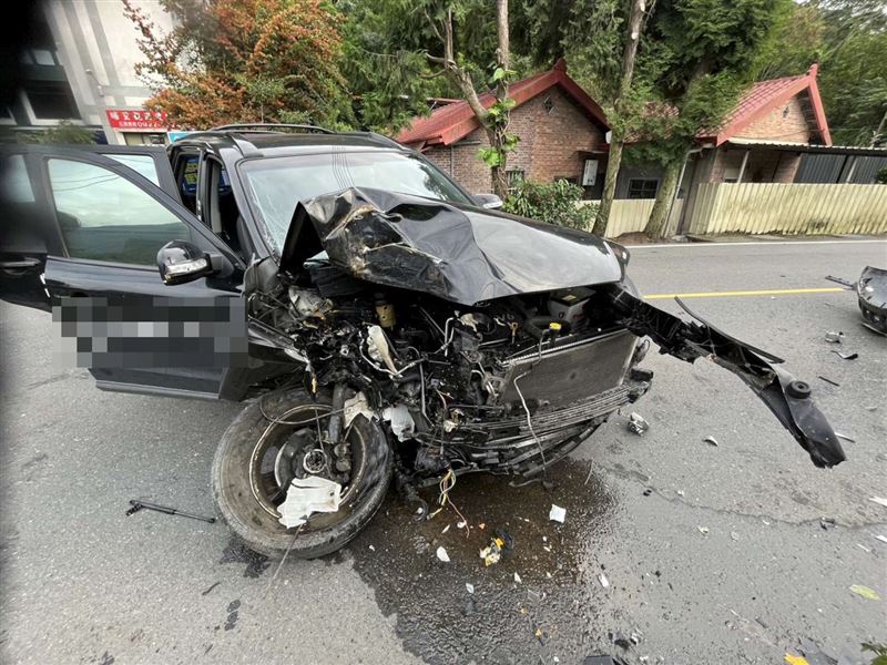 埔基醫院醫療車自撞，造成林姓訓練醫師頸椎骨折。（圖／翻攝畫面）