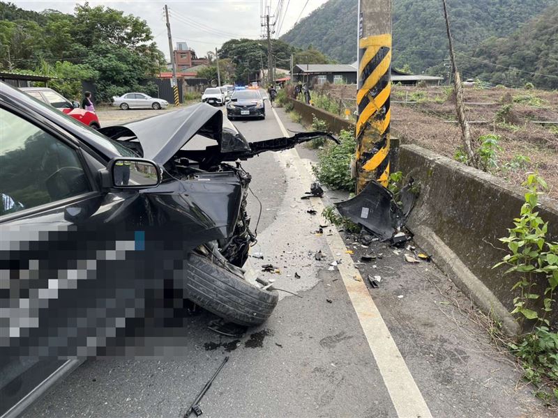 埔基醫院醫療車自撞，造成林姓訓練醫師頸椎骨折。（圖／翻攝畫面）
