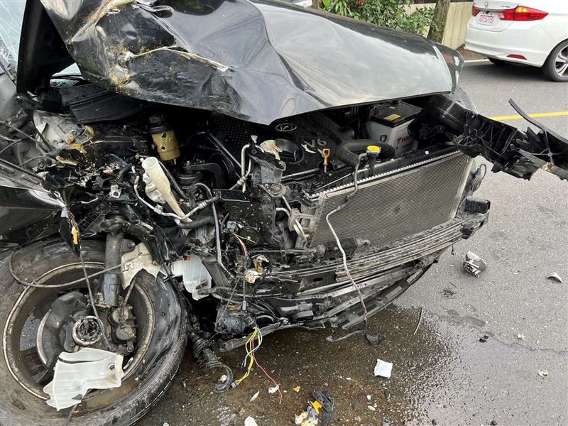 林姓訓練醫師因車禍造成頸椎骨折，緊急轉送台中榮總動手術治療。（圖／翻攝畫面）