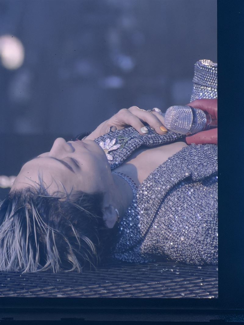 GD權志龍2天大巨蛋演唱會吸8萬粉絲朝聖！一度躺在舞台上，享受粉絲歡呼應援。（圖／讀者提供）