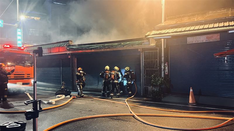 花蓮縣吉安鄉一處鐵皮屋今天（3日）發生火警，警消人員救出一名受困在屋內廁所的石姓男子。（圖／翻攝畫面）