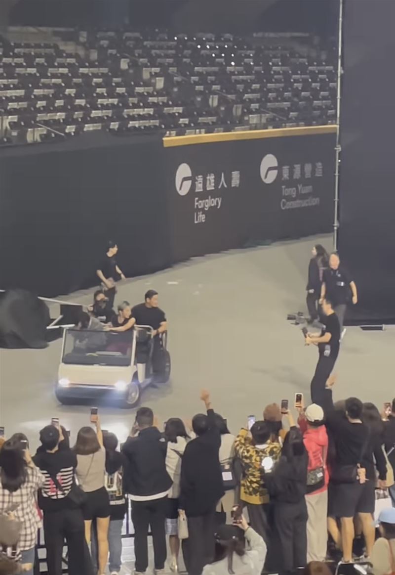 GD在大巨蛋內飆車。（圖／網友＠z_ywww授權提供，未經同意請勿轉載）