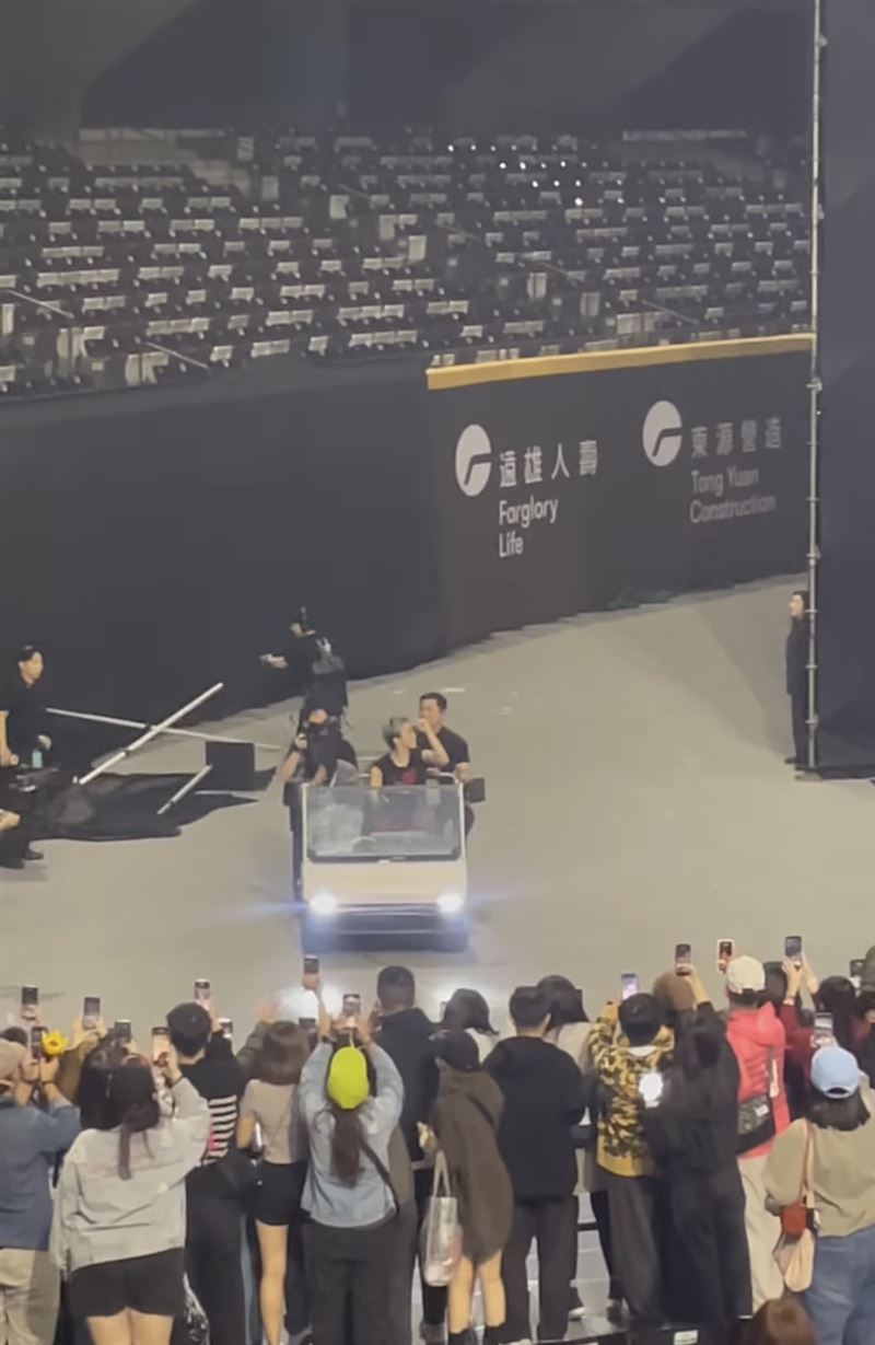 GD在大巨蛋內飆車。（圖／網友＠z_ywww授權提供，未經同意請勿轉載）