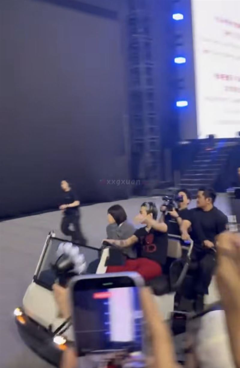 GD飆車離開，工作人員在後方拔腿狂追，畫面超逗趣。（圖／網友＠xxgxuan授權提供，未經同意請勿轉載）