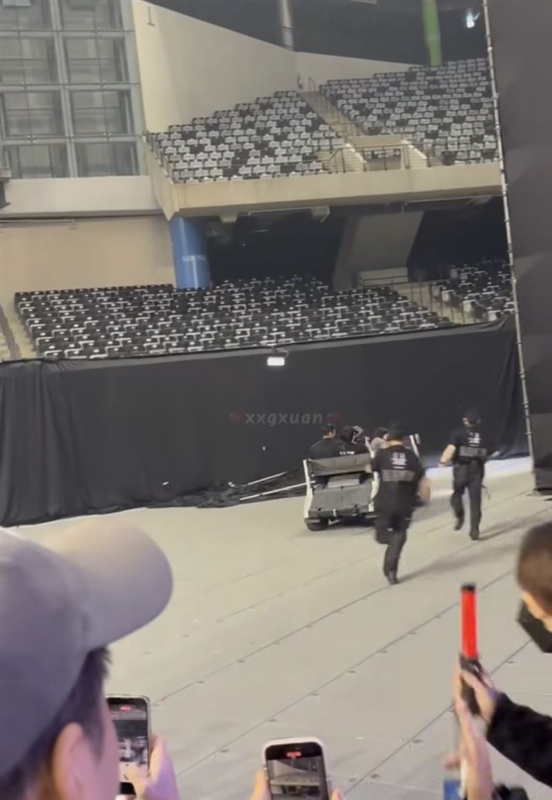 GD飆車離開，工作人員在後方拔腿狂追，畫面超逗趣。（圖／網友＠xxgxuan授權提供，未經同意請勿轉載）