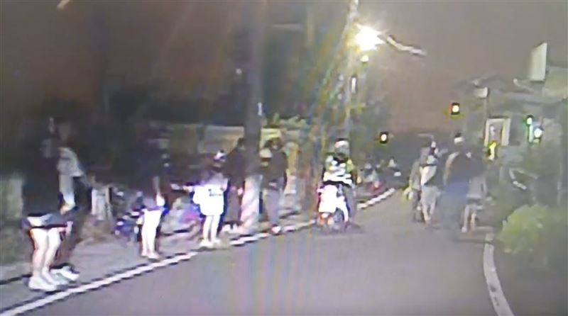 大批網友一路陪伴老牛走回家。（圖／翻攝畫面）