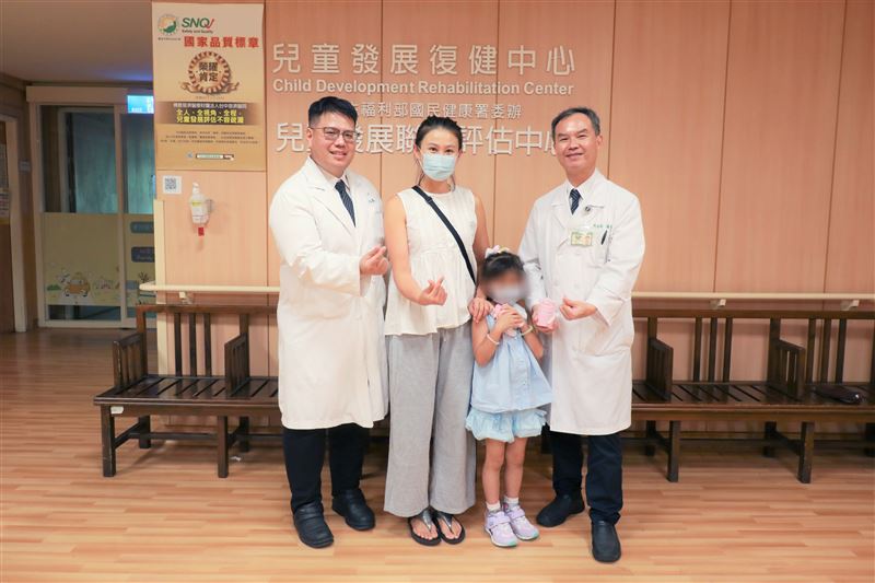 在醫療團隊與家屬積極照護下，女童在4周後康復出院。(圖／翻攝畫面)