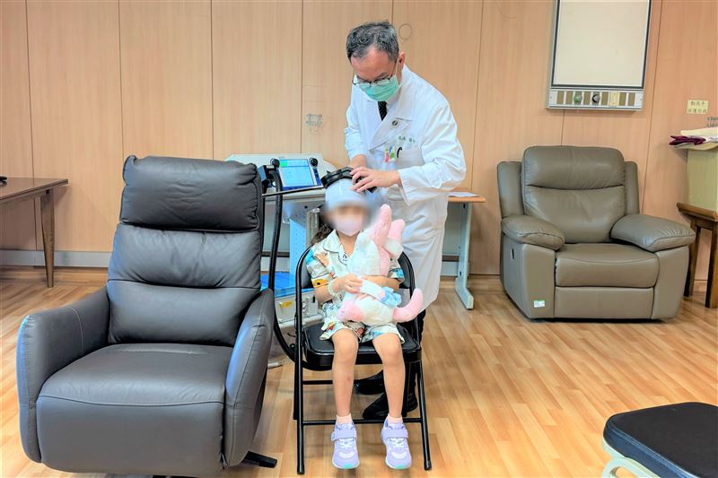 5歲女童罹患A型流感，併發急性壞死性腦病，透過中西醫治療4周，奇蹟康復。(圖／翻攝畫面)