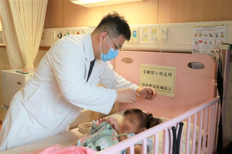 醫療團隊透過靜脈雷射、高壓氧、中醫針灸等幫女童復健。(圖／翻攝畫面)