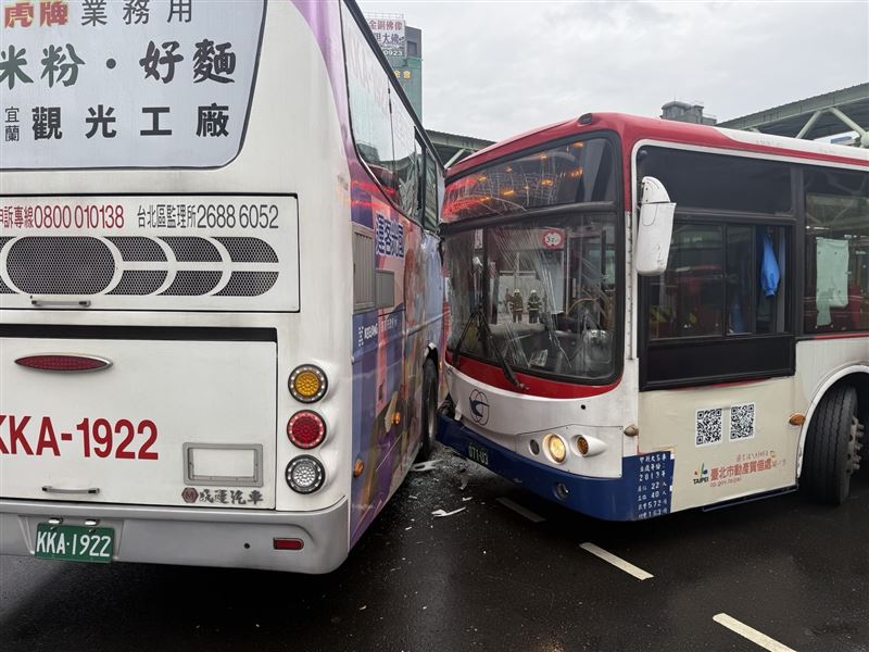 國光客運與公車發生擦撞，造成一名女乘客受傷。（圖／翻攝畫面）