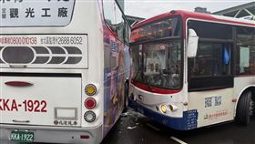 台北市承德路、民權西路口今天（3日）下午1時許發生一起車禍，一輛國光客運與公車在左轉時不慎發生擦撞，造成一名女乘客（約60歲）頭部撕裂傷，警消人員獲報到場將傷者送往馬偕醫院救治，詳細肇事原因仍待釐清。