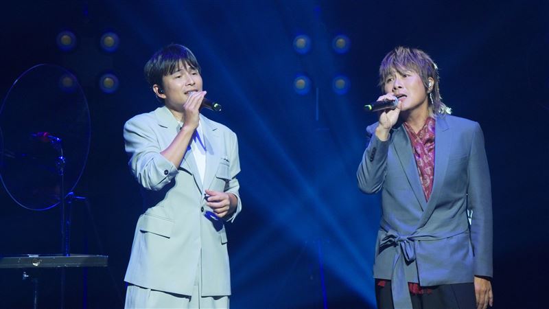 孫協志（左）合體王仁甫（右），演唱〈心如刀割〉。（圖／藝啓娛樂提供）