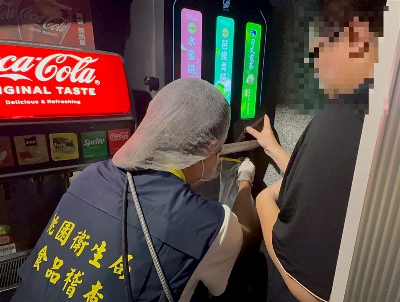 多家吃到飽出包！飲料驗出「腸桿菌超標」，胖肚肚燒肉也上榜。（圖／食藥署提供）