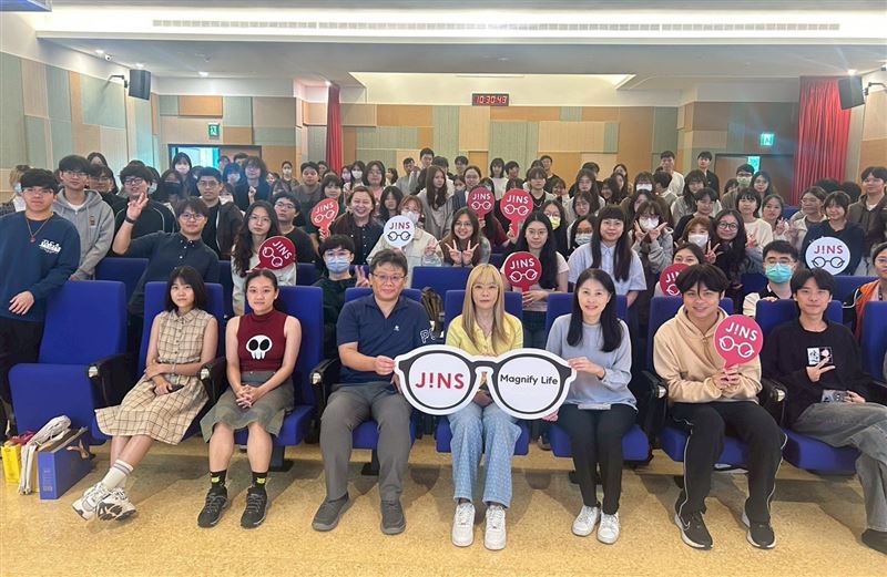 JINS Taiwan 邱明琪總經理和視光系學生親切互動，說明JINS Taiwan 10 年來的心路歷程。(圖／JINS提供)