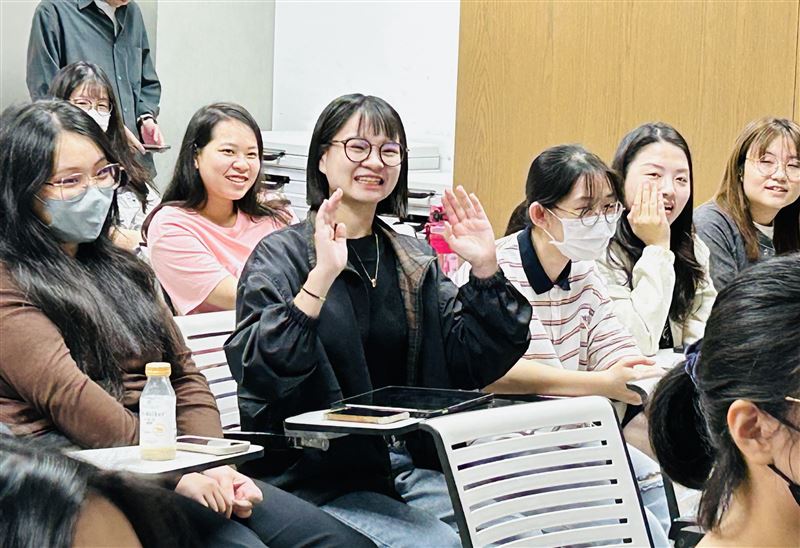 JINS Taiwan 邱總經理分享品牌創新歷程，視光系同學反應熱烈踴躍對談。(圖／JINS提供)