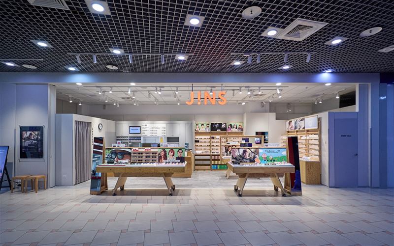 JINS 北港家樂福店位於結帳出口動線上，顧客在採購後可以到店鋪選購眼鏡。(圖／JINS提供)