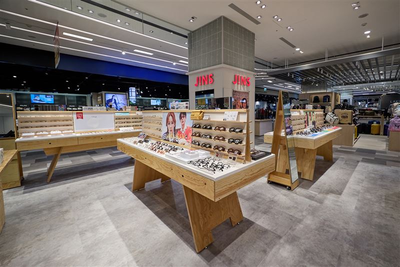 JINS 宏匯廣場店以雙面向中島櫃延伸，消費者可從不同方向輕鬆挑選與試戴。(圖／JINS提供)