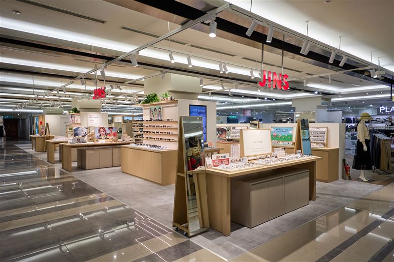 JINS 嘉義第二間店鋪開幕! JINS 耐斯廣場購物中心店狹長型空間，走道兩側能自由進出選購眼鏡。(圖／JINS提供)