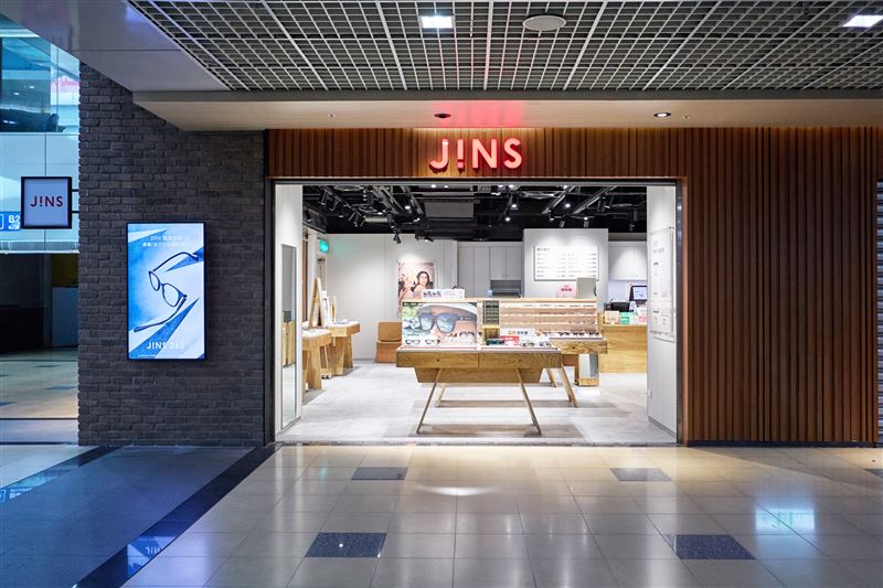 JINS 環球購物中心南港車站店兩側開放入口銜接高鐵、台鐵、捷運動線，通勤旅客可快速進出，輕鬆穿梭商場。(圖／JINS提供)