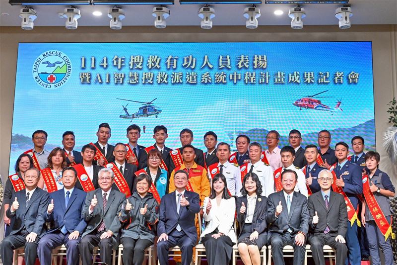 行政院長卓榮泰今（3）日出席「114年搜救有功人員表揚暨AI智慧搜救派遣系統中程計畫成果記者會」。（圖／行政院提供）