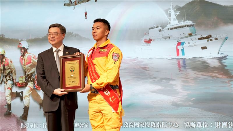 行政院長卓榮泰今（3）日出席「114年搜救有功人員表揚暨AI智慧搜救派遣系統中程計畫成果記者會」。（圖／行政院提供）