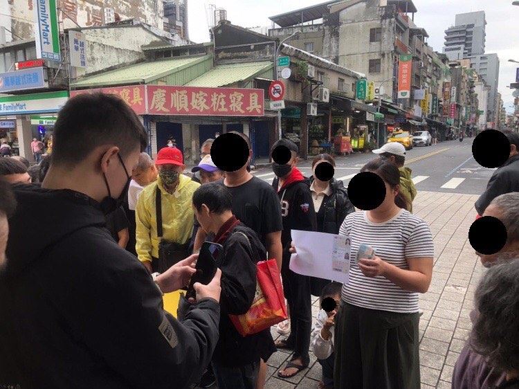 龍山寺外「擺攤收購個資」，提供雙證件影本可現領1000元，吸引不少長輩前往。（圖／網友＠1234jjjjjmy.222授權提供）