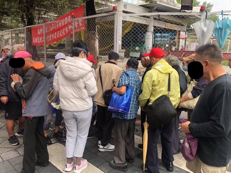 龍山寺外「擺攤收購個資」，提供雙證件影本可現領1000元，吸引不少長輩前往。（圖／網友＠1234jjjjjmy.222授權提供）