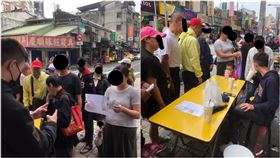 龍山寺外「擺攤收購個資」，提供雙證件影本可現領1000元，吸引不少長輩前往。（圖／網友授權提供）