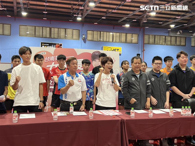 倫敦站男雙冠軍馮翊（左三紅衣）新及在地諸多選手出席記者會，象徵台南深厚基層體育能量。（圖／記者林昱孜攝影）