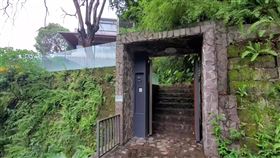 台北市北投區昨天（2日）發生2死命案，雲姓女子（42歲）和謝姓男子（54歲）至溫泉路一處豪宅清理溫泉池，工作期間因硫化氫中毒昏迷，經送醫搶救皆不治。據了解，該溫泉豪宅的屋主為某企業負責人，但屋主平時另有住所，僅偶爾前往或招待友人使用。