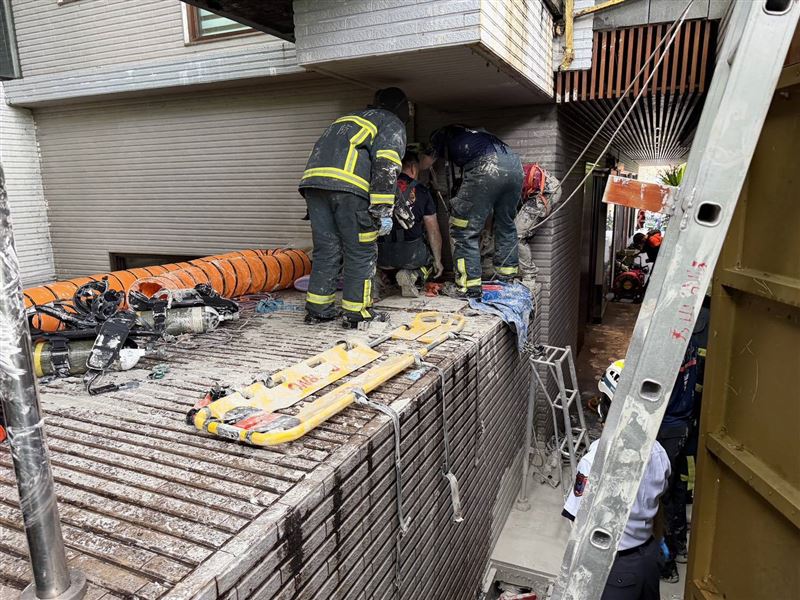 警消人員到場將2名工人送醫搶救。（圖／翻攝畫面）