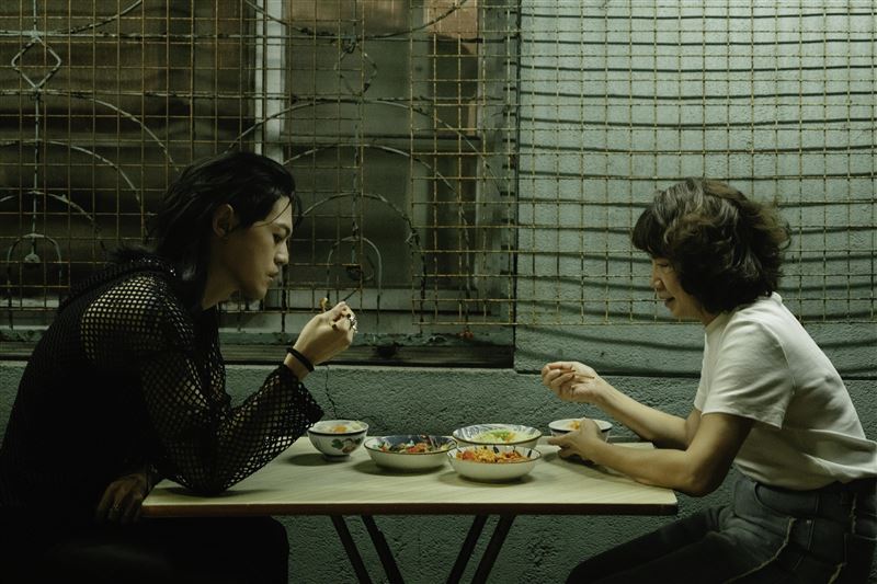 林頤原〈我毋驚〉MV邀請媽媽眼出。（圖／華納音樂提供）