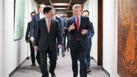 外交部長林佳龍會見美國北卡羅萊納州州長史坦（Josh Stein）等經貿訪問團。（圖／外交部提供）