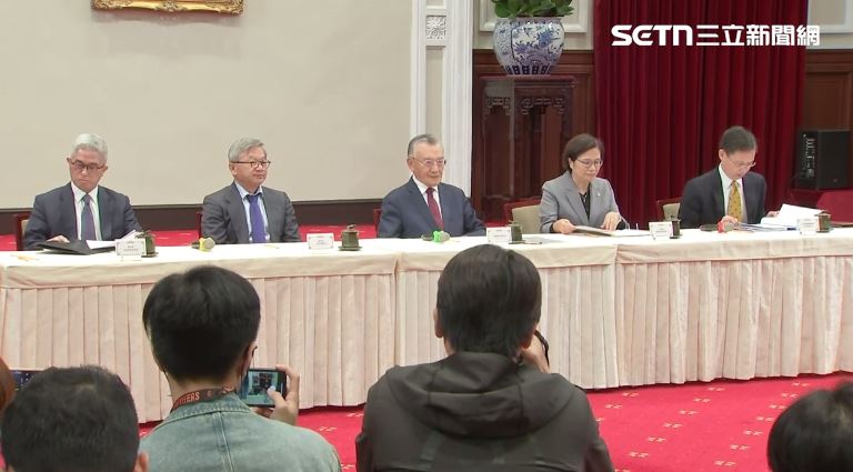 總統府今（3）日舉行「亞太經濟合作經濟領袖會議」代表團返國記者會。（圖／翻攝畫面）