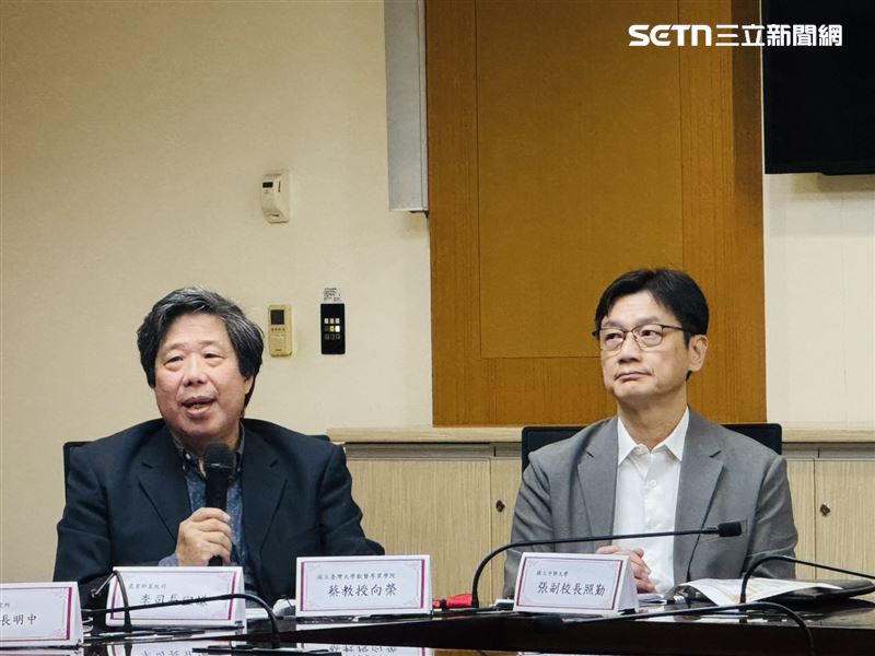 台大獸醫專業學院教授蔡向榮（左）透露，台中案場未按規定上傳蒸煮紀錄，甚至多次上傳「舊照片」。（圖／記者柯美儀攝影）