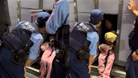 東京街頭奇景！ 女子睡投幣置物櫃被警叫醒（圖／翻攝自X平台@alex001050）