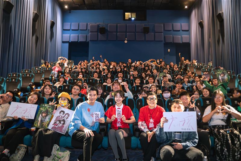 《女孩》主創團隊週末兩天勤跑戲院，與觀眾近距離互動。（圖／甲上娛樂提供）