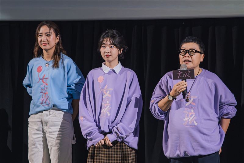 《女孩》主創：（左起）9m88、白小櫻、監製葉如芬。（圖／甲上娛樂提供）