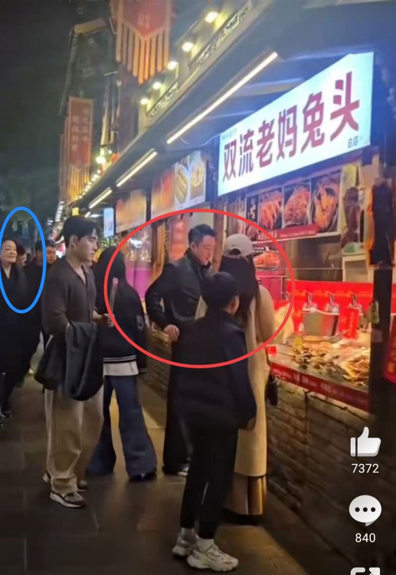 汪小菲（紅圈處）帶家人逛兔頭攤，張蘭（藍圈處）緊隨其後。（圖／翻攝自微博）