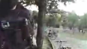 原生植物園,額頭碰額頭,男大生,男童